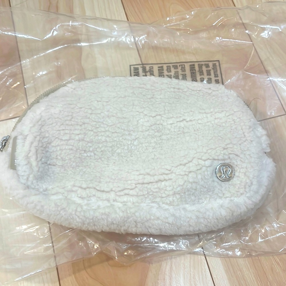 Lululemon everywhere belt bag fleece NWT light ivory